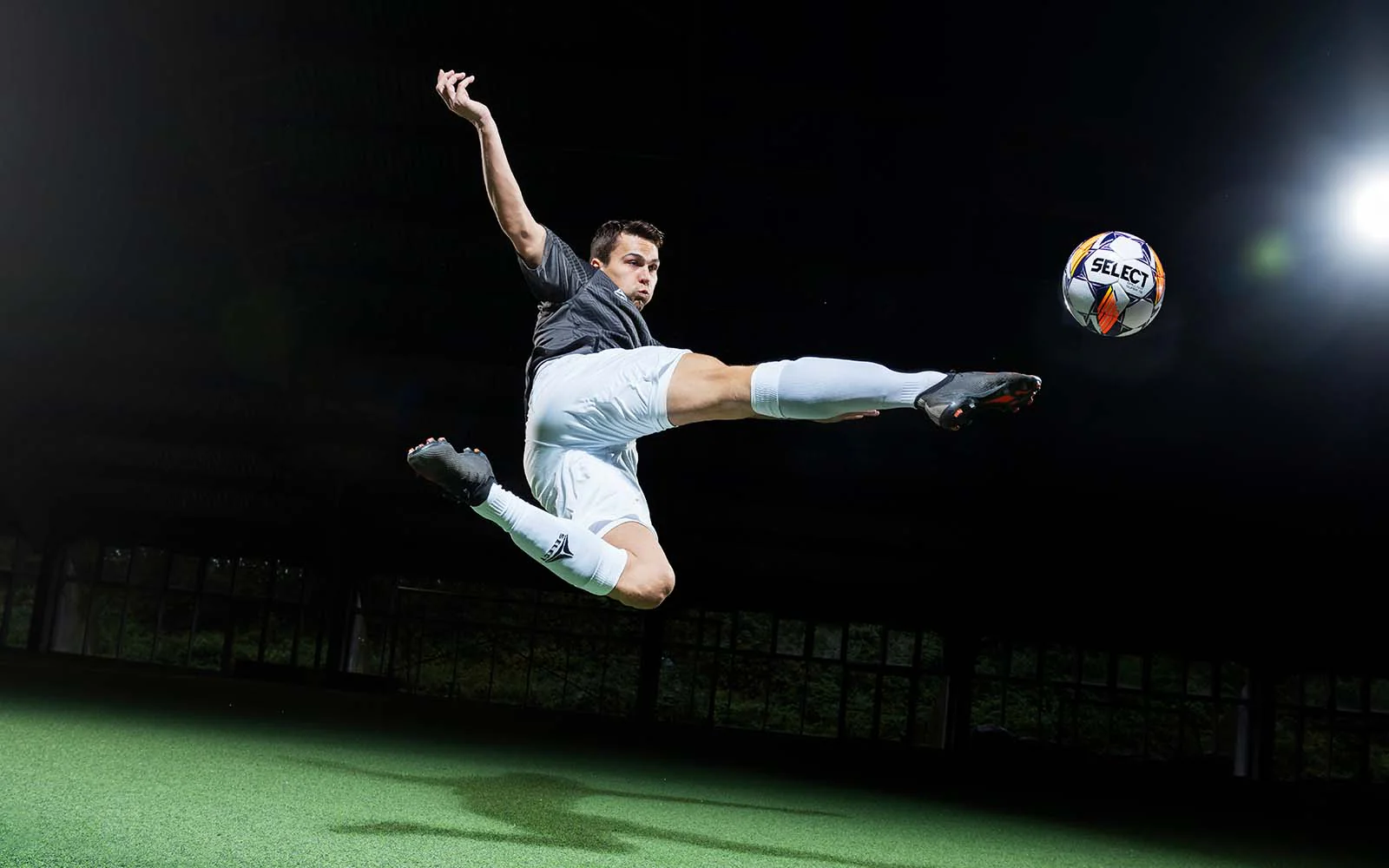 更牵动着球 更牵动着球